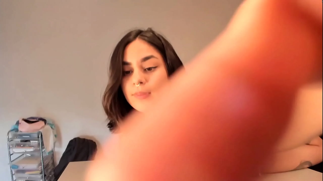 Девушка садится жопой на камеру порно видео