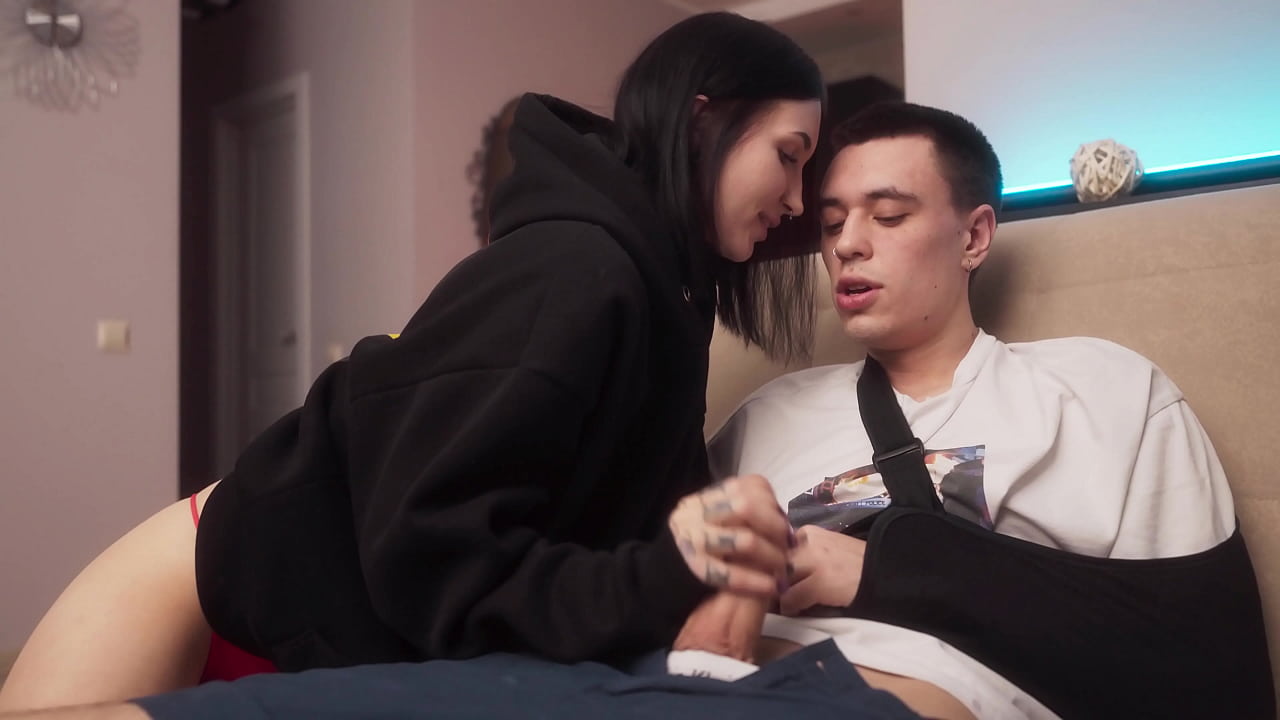 Младшая сестра застукала брата за дрочкой - впечатляющая коллекция порно видео на massage-couples.ru