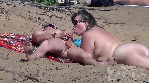 Голая жена сосёт член мужу на нудистском пляже смотреть порно онлайн или скачать
