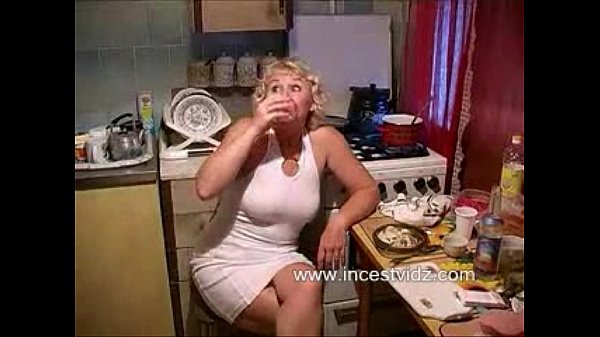 Порно видео мама и сын утром на кухне