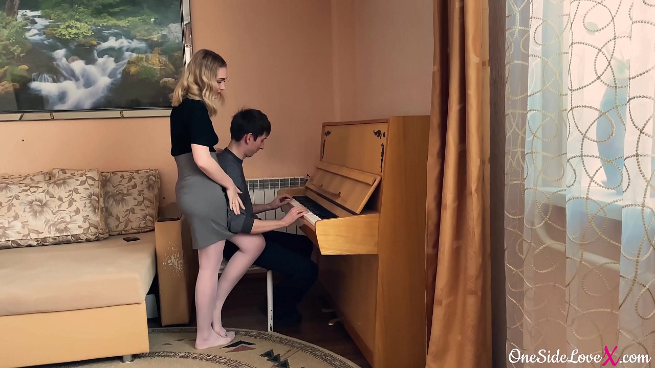 Русская сексуальная мама увидела, что сын подглядывает за ней: 3000 русских порно видео