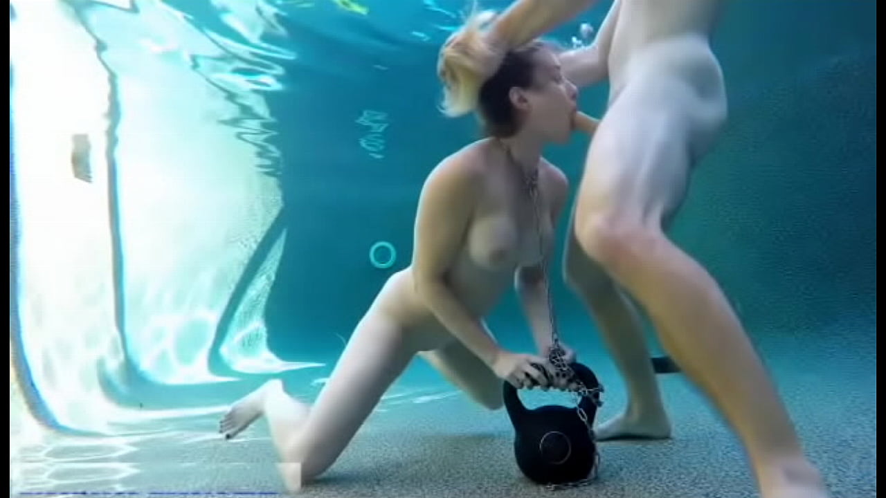 Порно видео секс в бассейне под водой