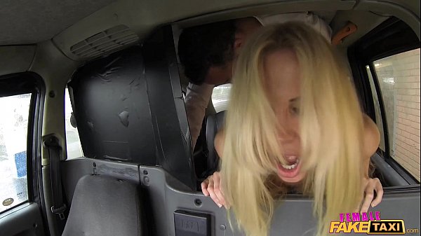 Водитель блондинка занялась сексом с пассажиром