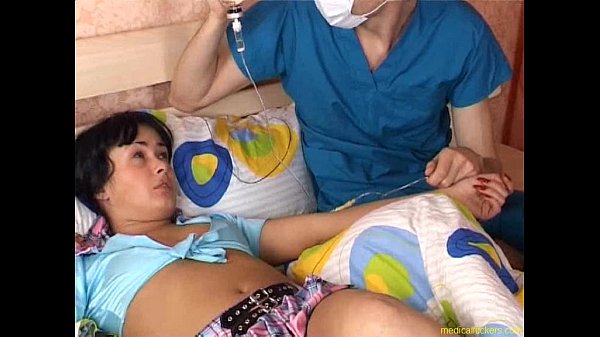 Медсестра с доктором и пациенткой - порно видео на поддоноптом.рф