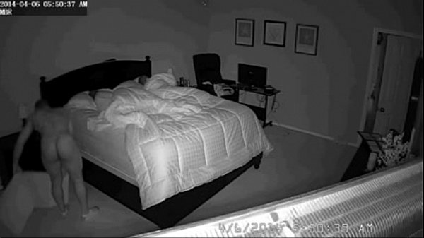 Скрытая камера жена мастурбирует на порно пока муж спит рядом: 2908 видео в HD