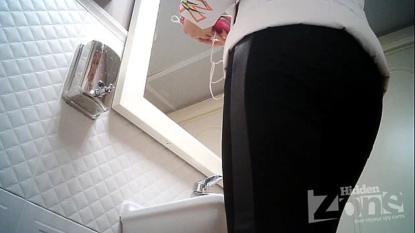 Скрытая камера установленная в туалете подглядывает за женщинами