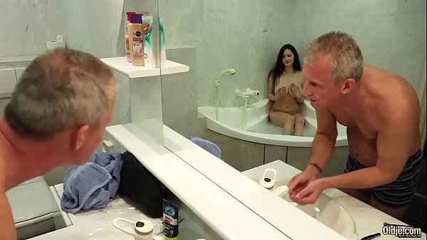 Обнаженная провинциалка в ванной комнате - секс порно фото