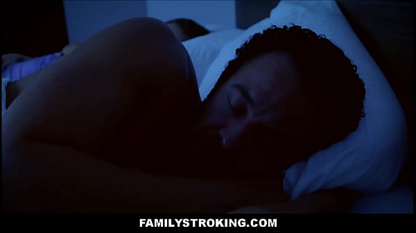 Мачеха трахает сына возле спящего отца
